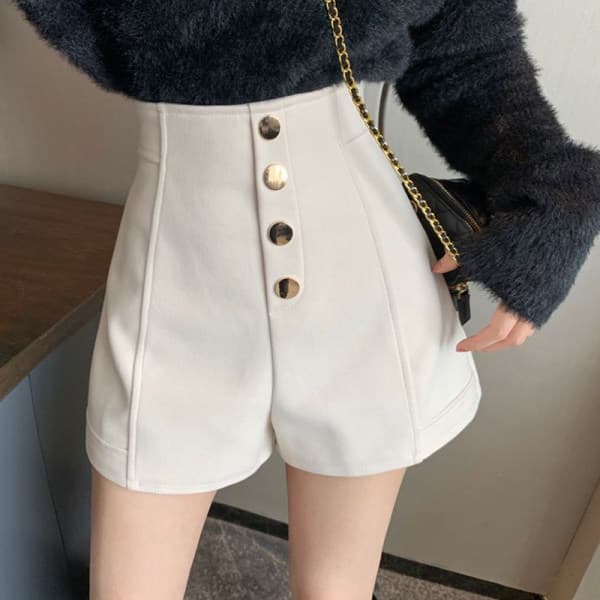 Quần short phối khuy cạp cao