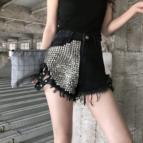 Quần short đinh tán cá tính