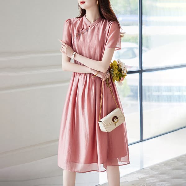 Váy cổ đứng ôm eo