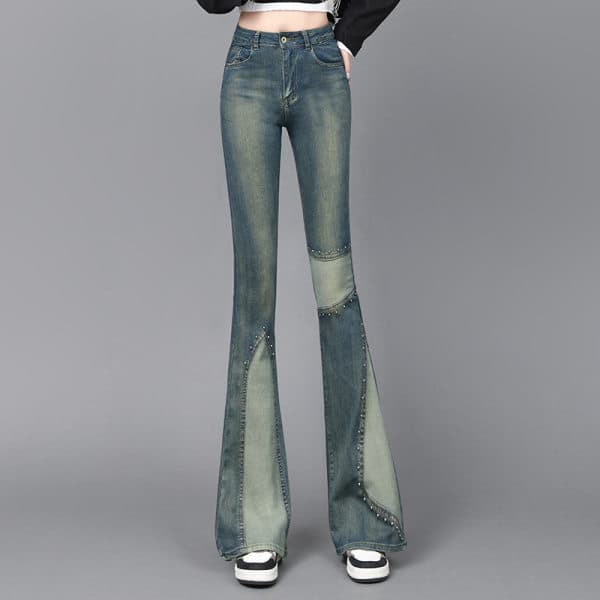 Quần denim ống loe nạm đinh